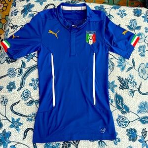 Italian Futbol (soccer) athletic shirt men small (youth large)